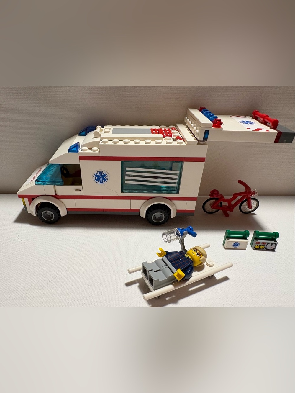 2012 LEGO CITY AMBULANCE Patient on Stretcher & Bicycle 4431 Minifigures